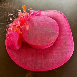 Kentucky Derby hat purchased in Kentucky from Dee’s. Only worn once.